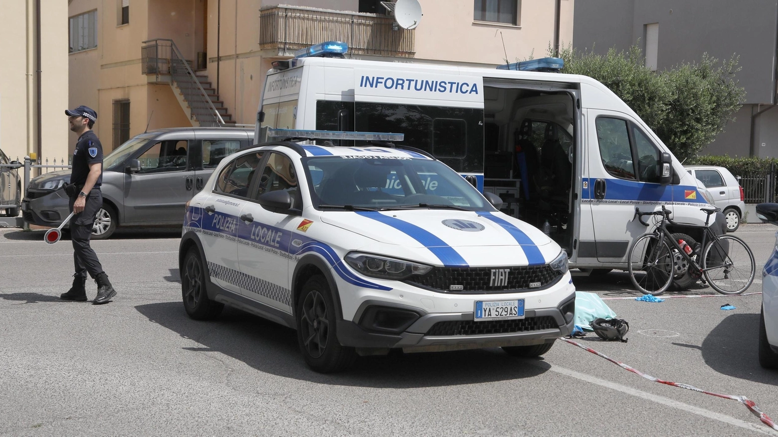 L’intervento dei soccorritori e della polizia locale ieri mattina a Ponte Nuovo in via 56 Martiri