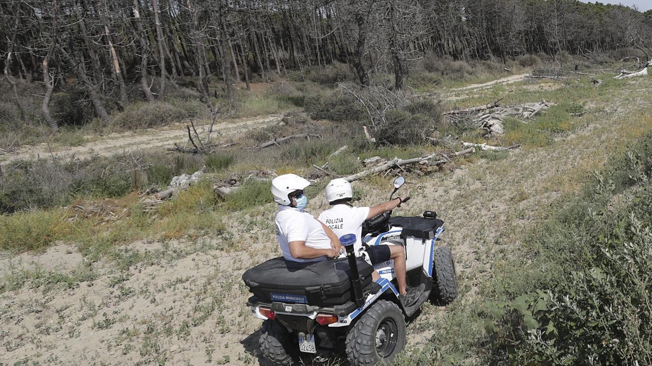 Il controllo degli agenti della Polizia locale nell’area vicina alla spiaggia naturista