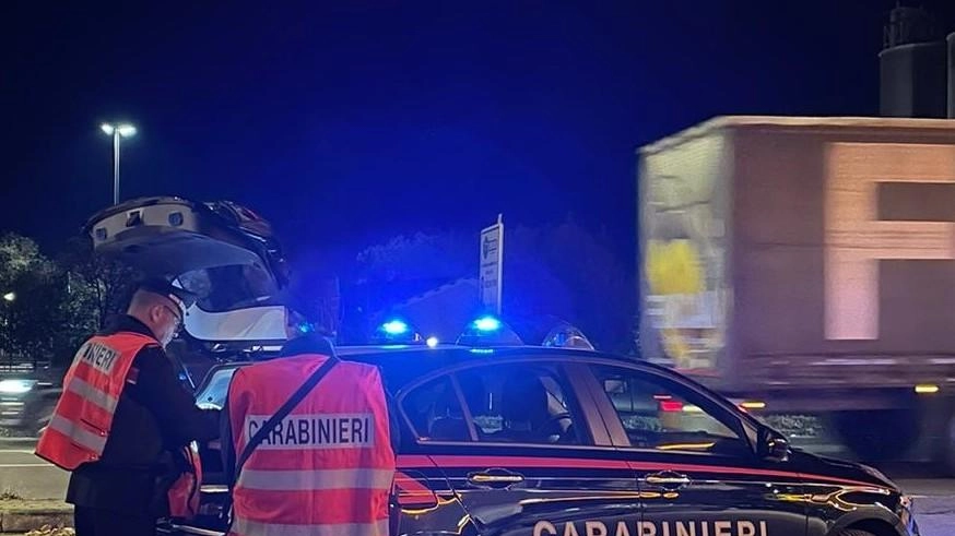 I carabinieri hanno fermato un 41enne che prima ha tentato una rapina in una casa e poi rubato in un negozio di parrucchiere