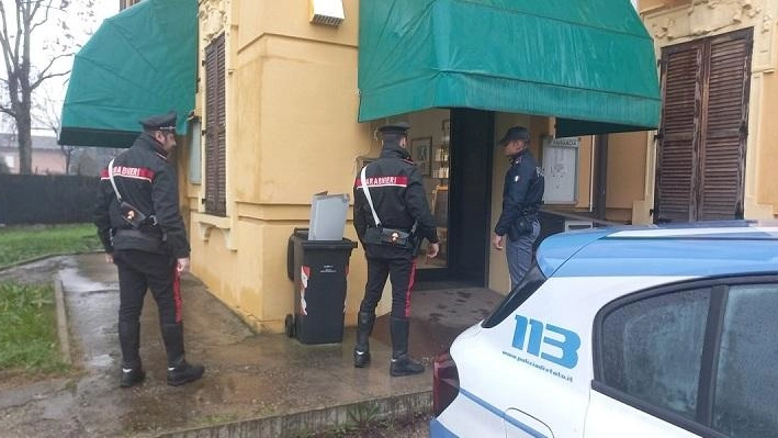 Carabinieri e polizia di Stato alla farmacia Rivi di Novellara