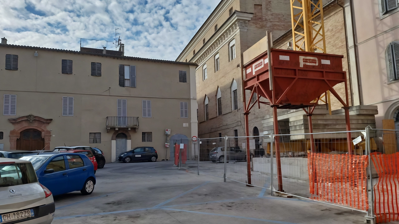 Uno dei parcheggi del centro occupati dai cantieri ancora aperti