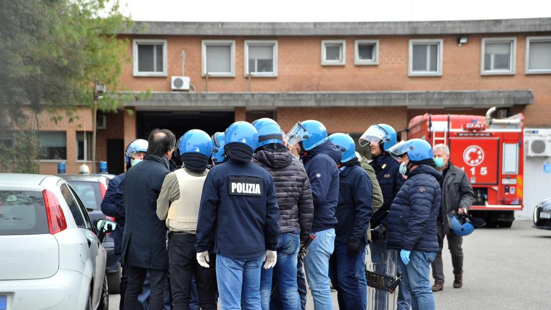 Dopo il presidio all’Arginone: "Detenuti uccisi dagli agenti". Condannato militante anarchico