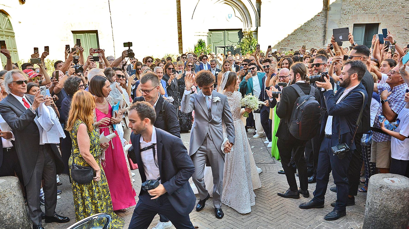 Applausi agli sposi Pecco Francesco Bagnaia e Domizia Castagnini all'uscita dalla chiesa (foto Toni)