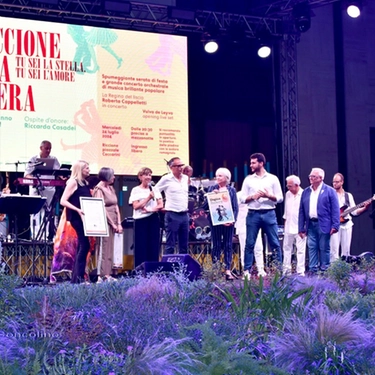 Riccione festeggia i 70 anni di Romagna mia e scatena le danze in Piazzale Ceccarini