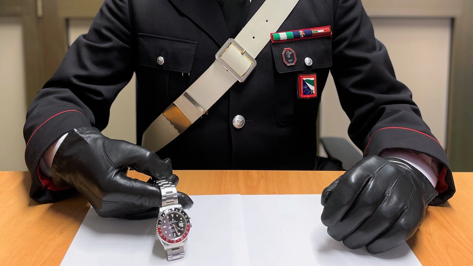 Uno degli orologi recuperati dai carabinieri