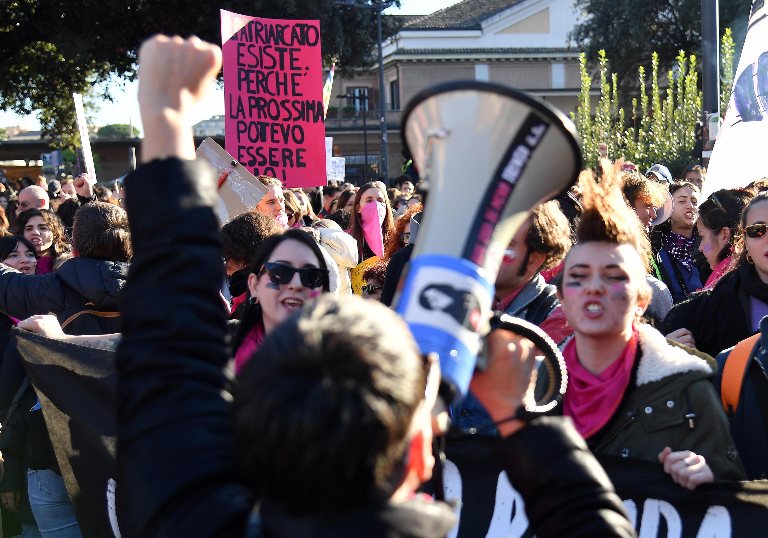 Basta abusi sulle donne, il grido di chi le difende: “Una denuncia al giorno”