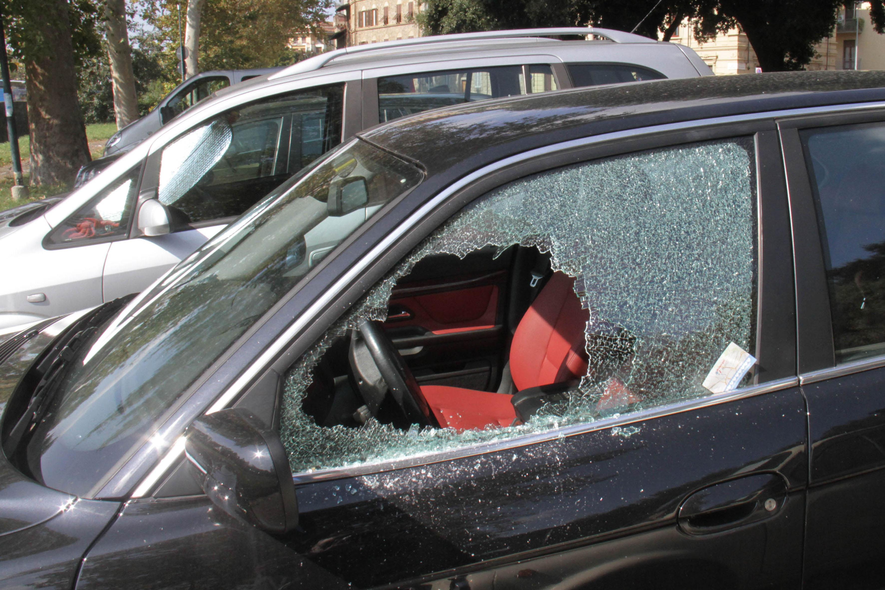 Danni e furti a decine di auto parcheggiate. “L’abbiamo fatto per divertirci”