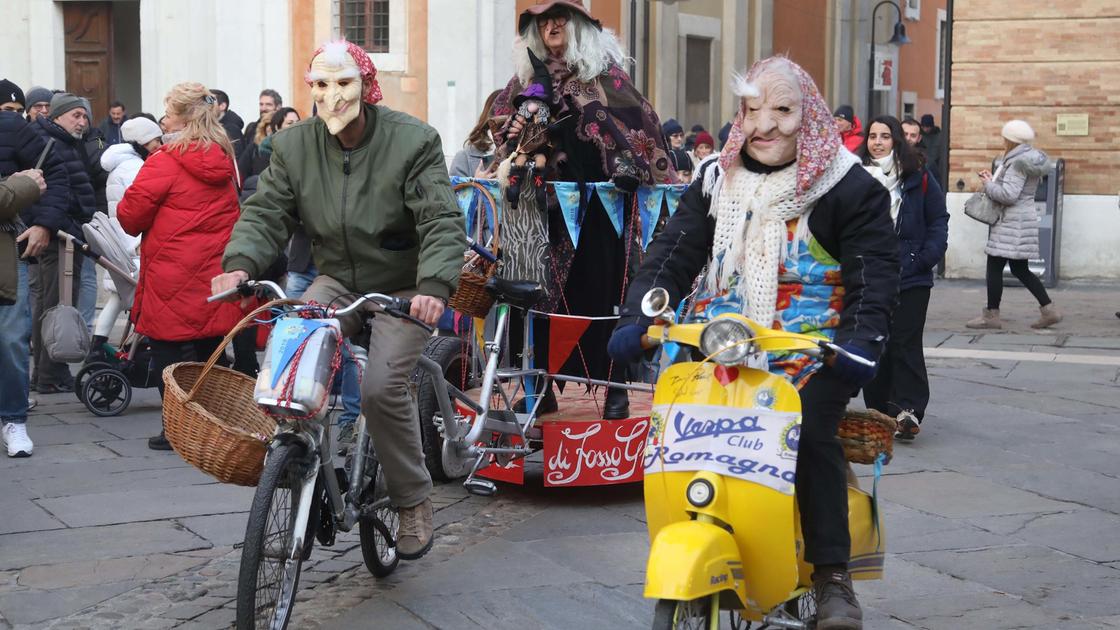 L’arrivo della befana. Volando, in Vespa e pure dal mare. La festa più dolce