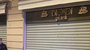 Auto   finisce contro  il negozio Blondi