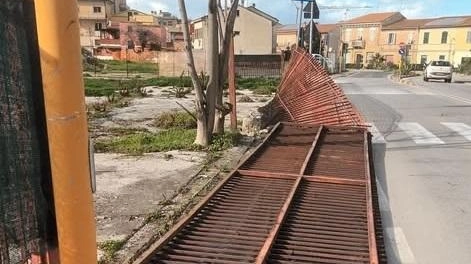 Ecco come si presentava ieri mattina la recinzione del parcheggio in via Flaminia nel quartiere di Villanova