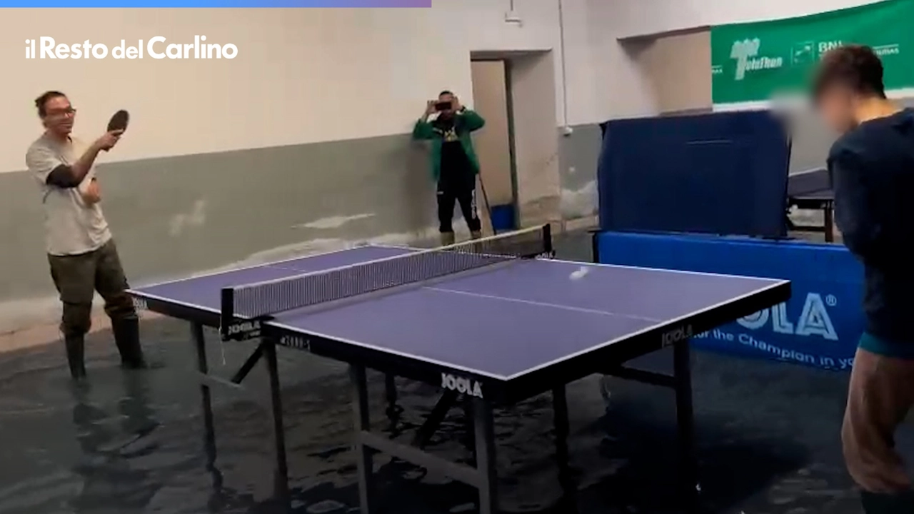 Giocano a ping pong prima di pulire la palestra allagata: hanno provato a sdrammatizzare così