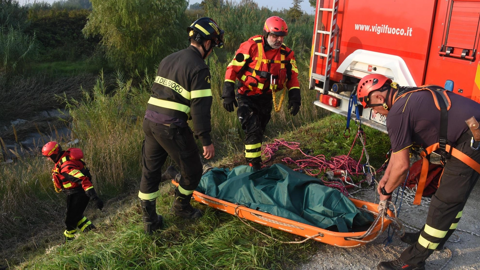 Cadavere trovato nel fiume Uso. L’autopsia evidenzia lesioni interne. La Procura indaga per omicidio