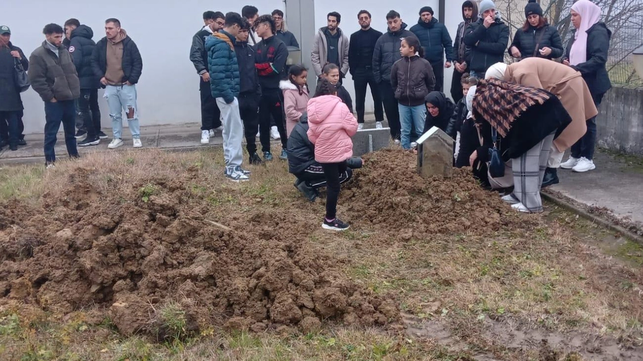 Nei cimiteri di Marano e Bazzano sono stati celebrati con famiglie e amici i funerali dei giovani. I ragazzi, 24 e 18 anni, hanno tragicamente perso la vita nell’incidente avvenuto domenica a Vignola.