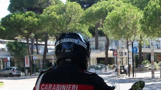 Hanno 15 e 18 anni: sono stati acciuffati dai carabinieri dopo avere strappato il borsello a un 58enne bolognese