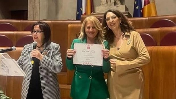 La scrittrice Silvia Gatti vince il premio nazionale "Voci di Casa" con il racconto "Una famiglia in tempesta" sul tema del femminicidio. Il Moica celebra l'importanza di dare voce alle donne attraverso la scrittura.