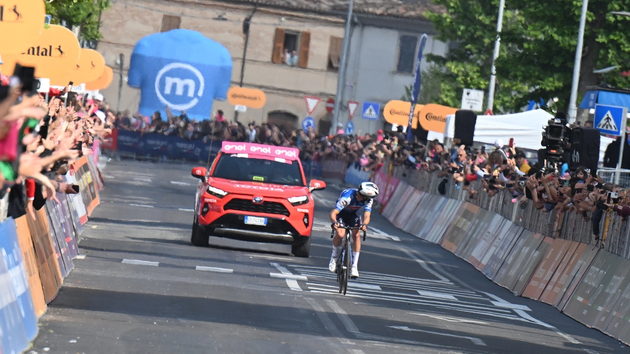 La 12esima tappa del Giro d'Italia con l'arrivo a Fano (foto Alive)