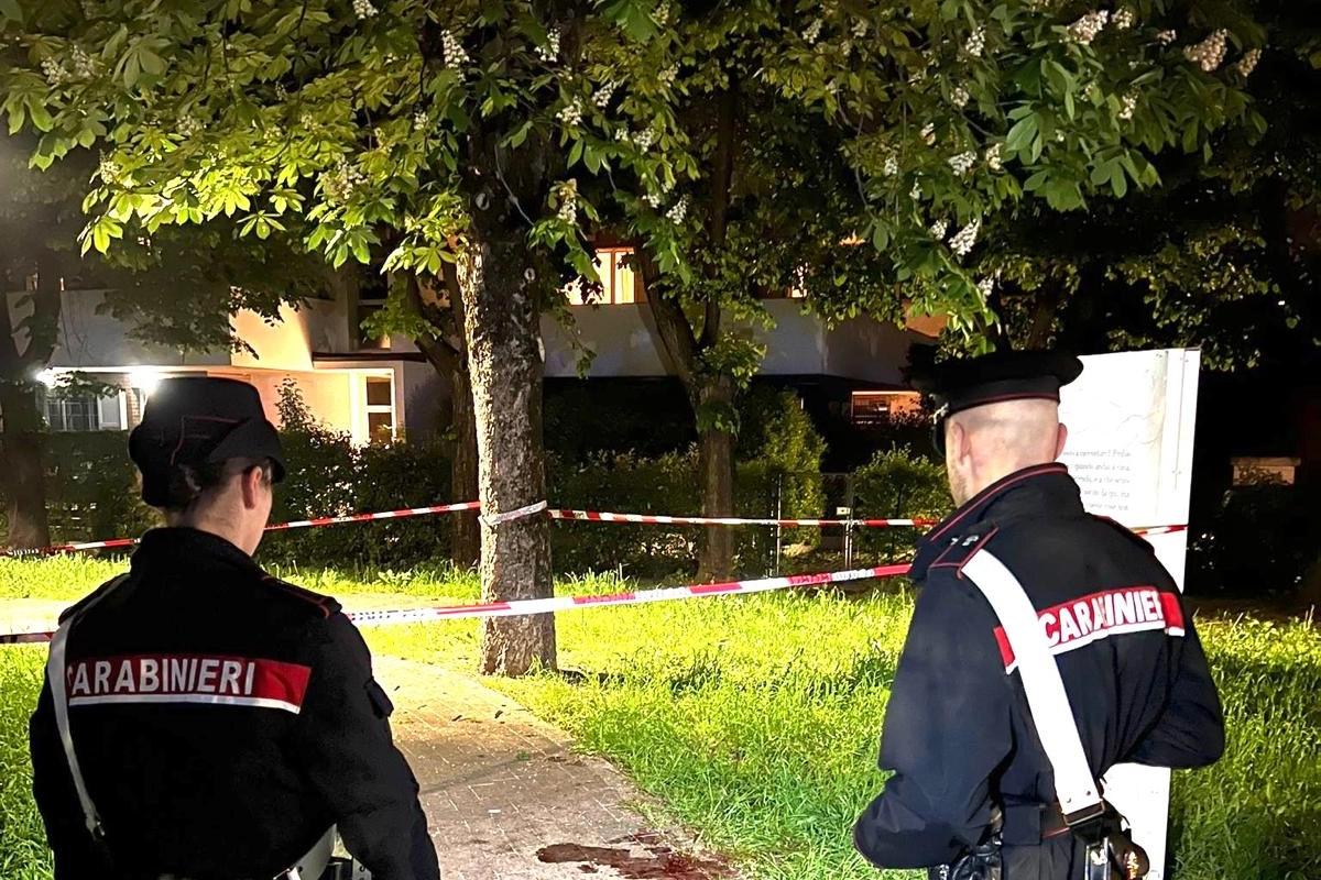 I carabinieri nel parco teatro della violenta lite finita con l'accoltellamento