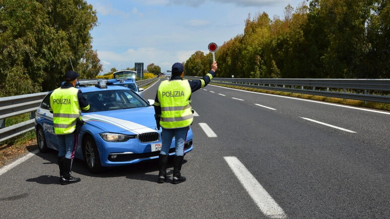 Gli agenti della Polstrada (Foto Ansa)