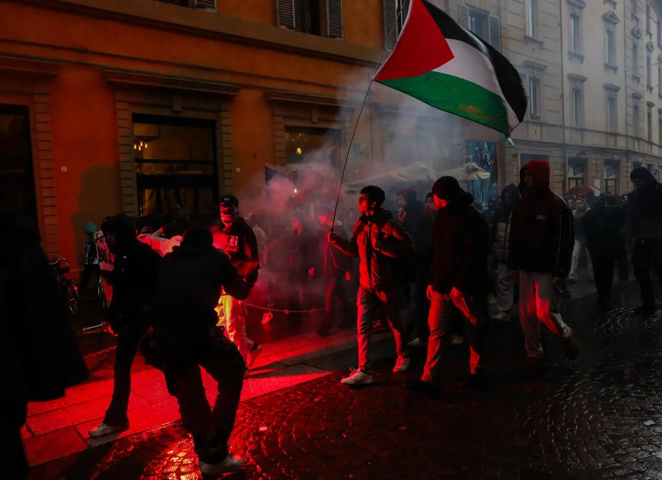 Studenti In Corteo. Bruciano Le Foto Di Meloni E Salvini. Uova Sulla ...