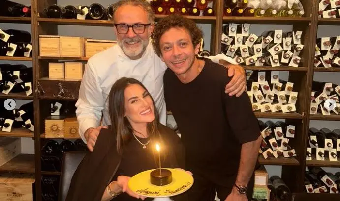 I dolci auguri di Valentino Rossi per il compleanno della sua Francesca, con cena da Bottura