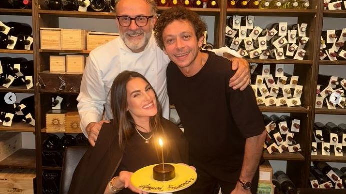 Valentino Rossi con la compagna Francesca Sofia Novello e Massimo Bottura all'Osteria Francescana