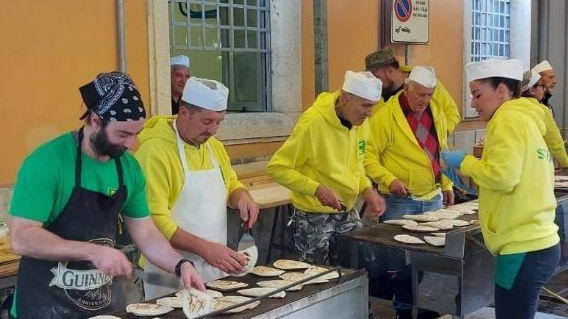 La Sagra del Bartolaccio a Tredozio torna con successo dopo il terremoto, offrendo specialità tradizionali e intrattenimento per tutti.