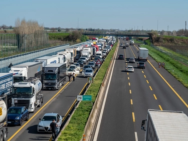 Incidente A14, riaperta diramazione per Ravenna. Acqua agli automobilisti in coda