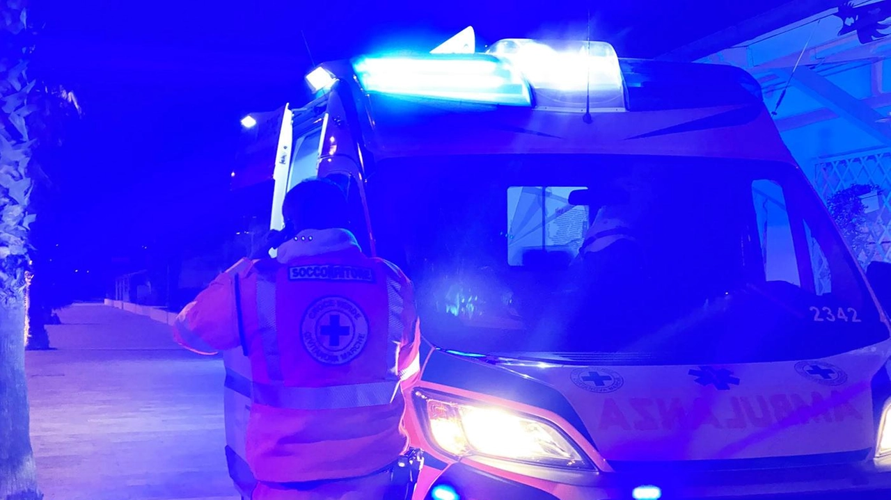 Una ambulanza della Croce Verde sul lungomare sud (foto d’archivio)