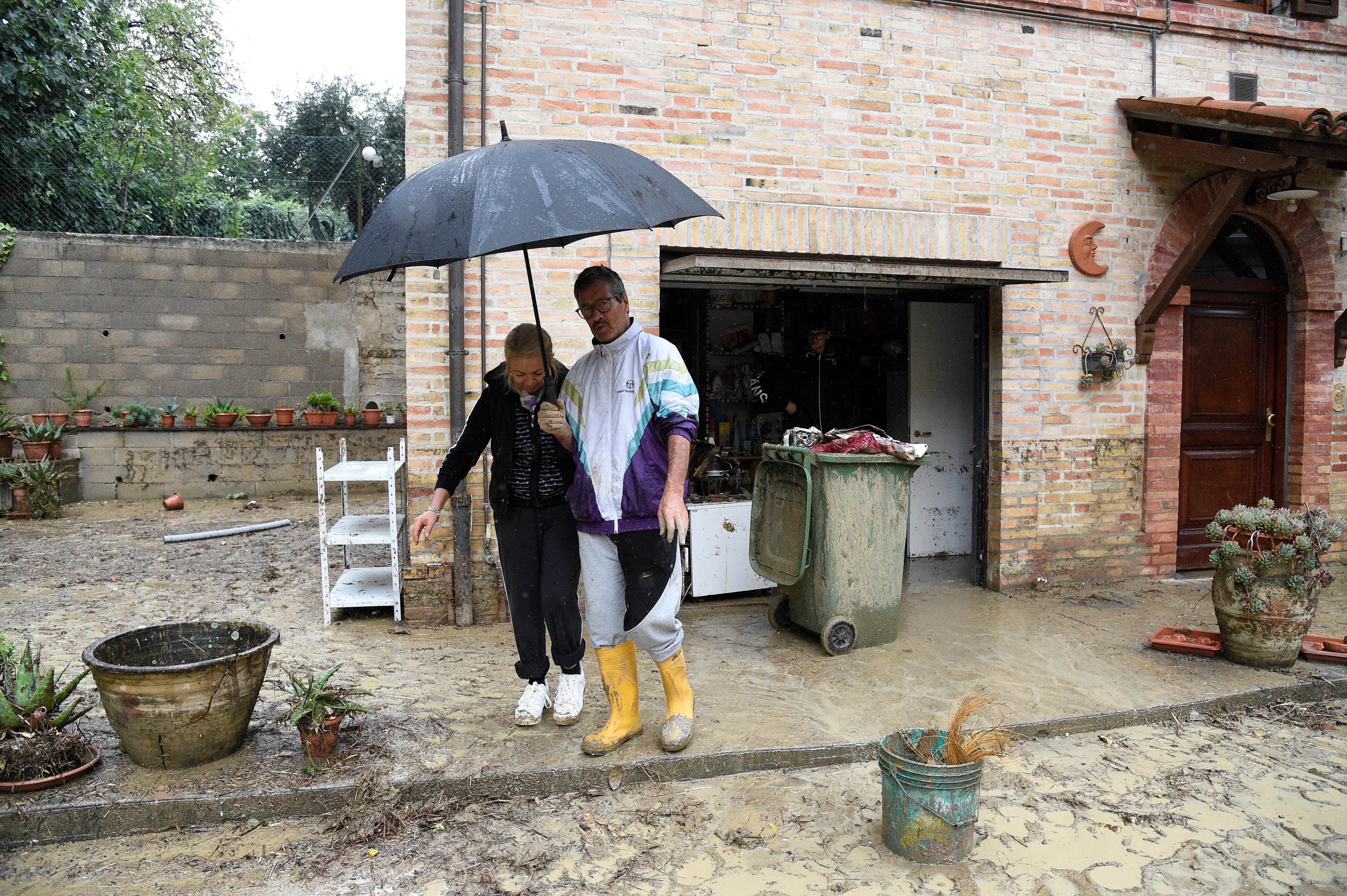 Macerata, l’incubo della famiglia sfollata dopo l’alluvione: “Tutto da buttare, peggio del sisma”