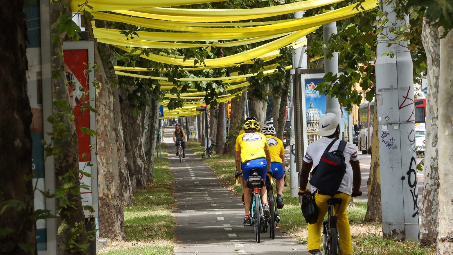 Drappi gialli in giro per la città di Bologna per la tappa del Tour de France