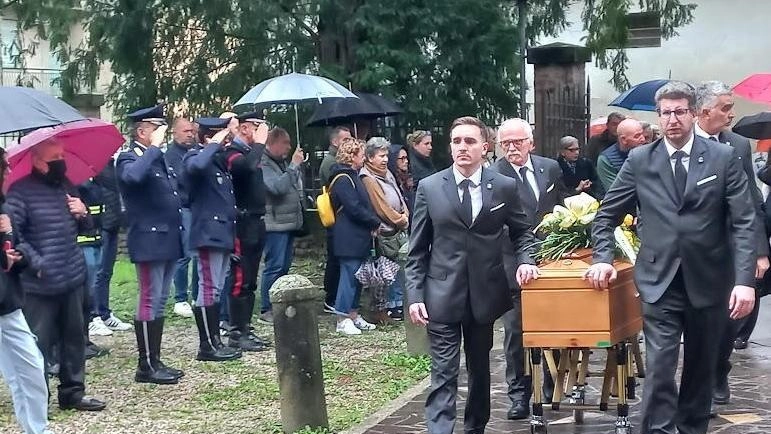 Funerali a Guastalla per Fausto Ferrari, stimato barista scomparso a 64 anni. Grande partecipazione alla messa in basilica e commozione al "Bar da Fausto".