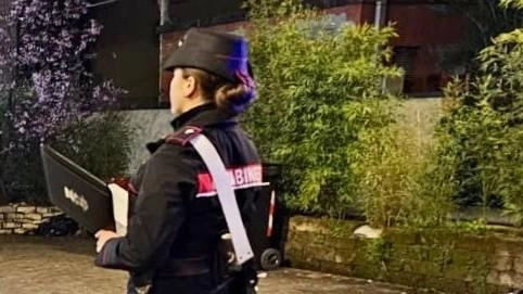 Nella casa della coppia, denunciata dai carabinieri per ricettazione, rinvenute schede sim e scatole di orologi