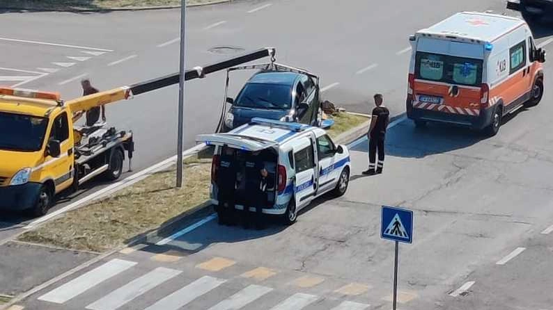 Incidente in via Tassoni. Perde il controllo e abbatte un segnale