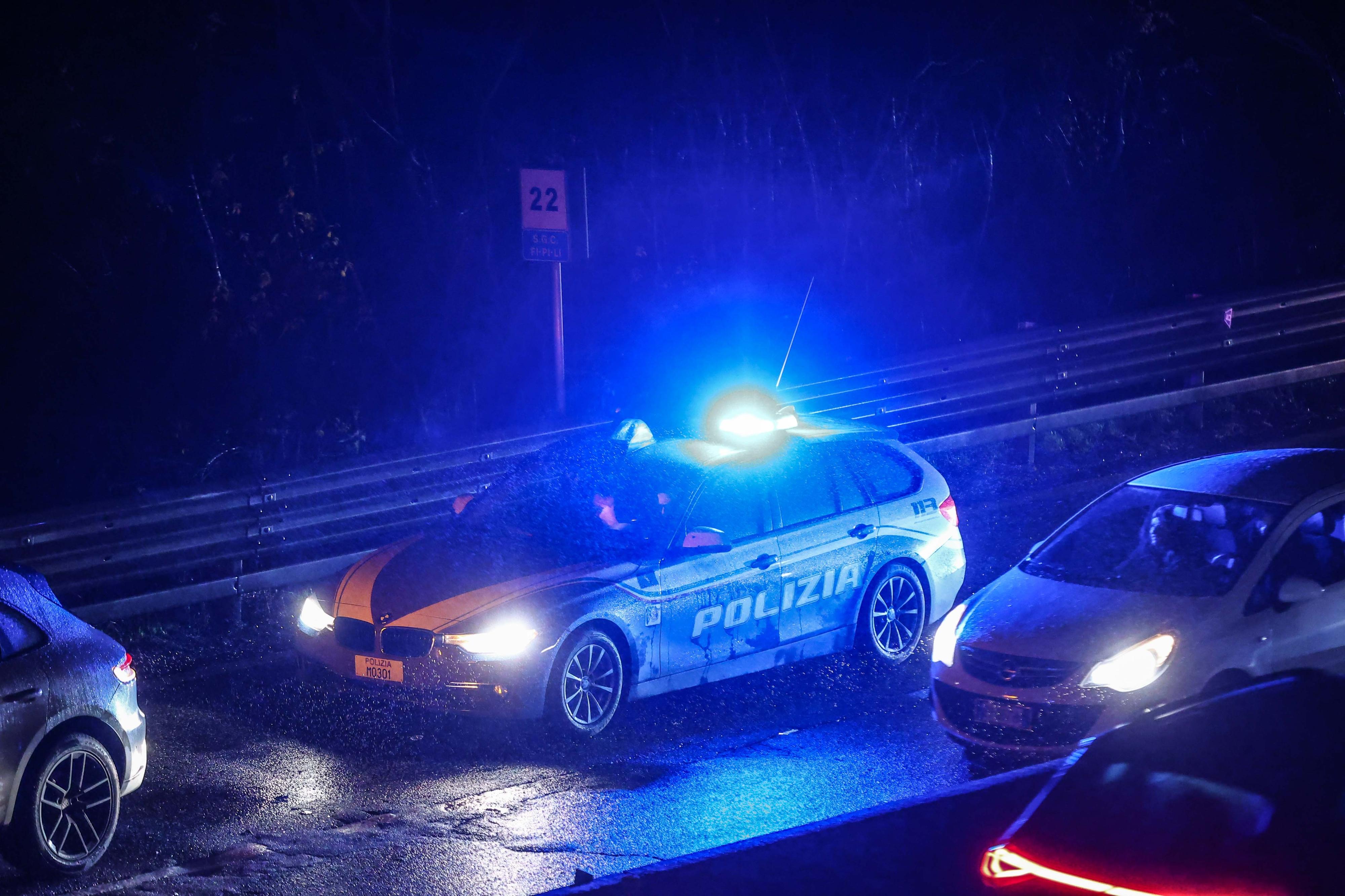 Incidente in A13 oggi a Ferrara: camion si ribalta e disperde il carico di grano, autostrada chiusa e code