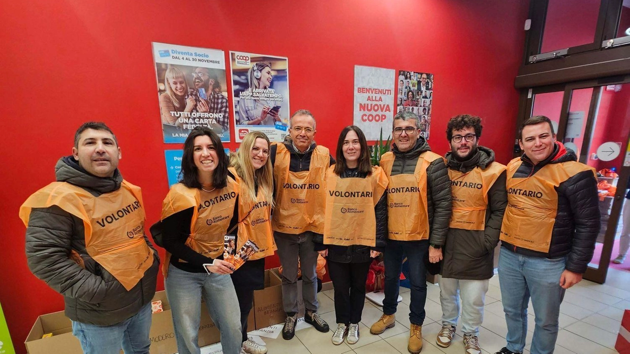 Alcuni volontari della Colletta raccolgono le donazioni, portate poi al Mof sede del Centro Solidarietà Carità