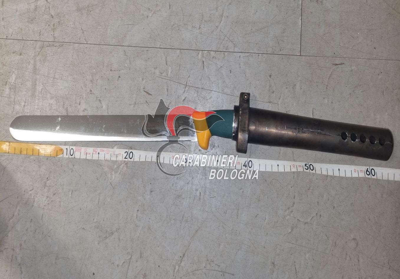 Litiga con la moglie e semina il panico armato di machete: arrestato