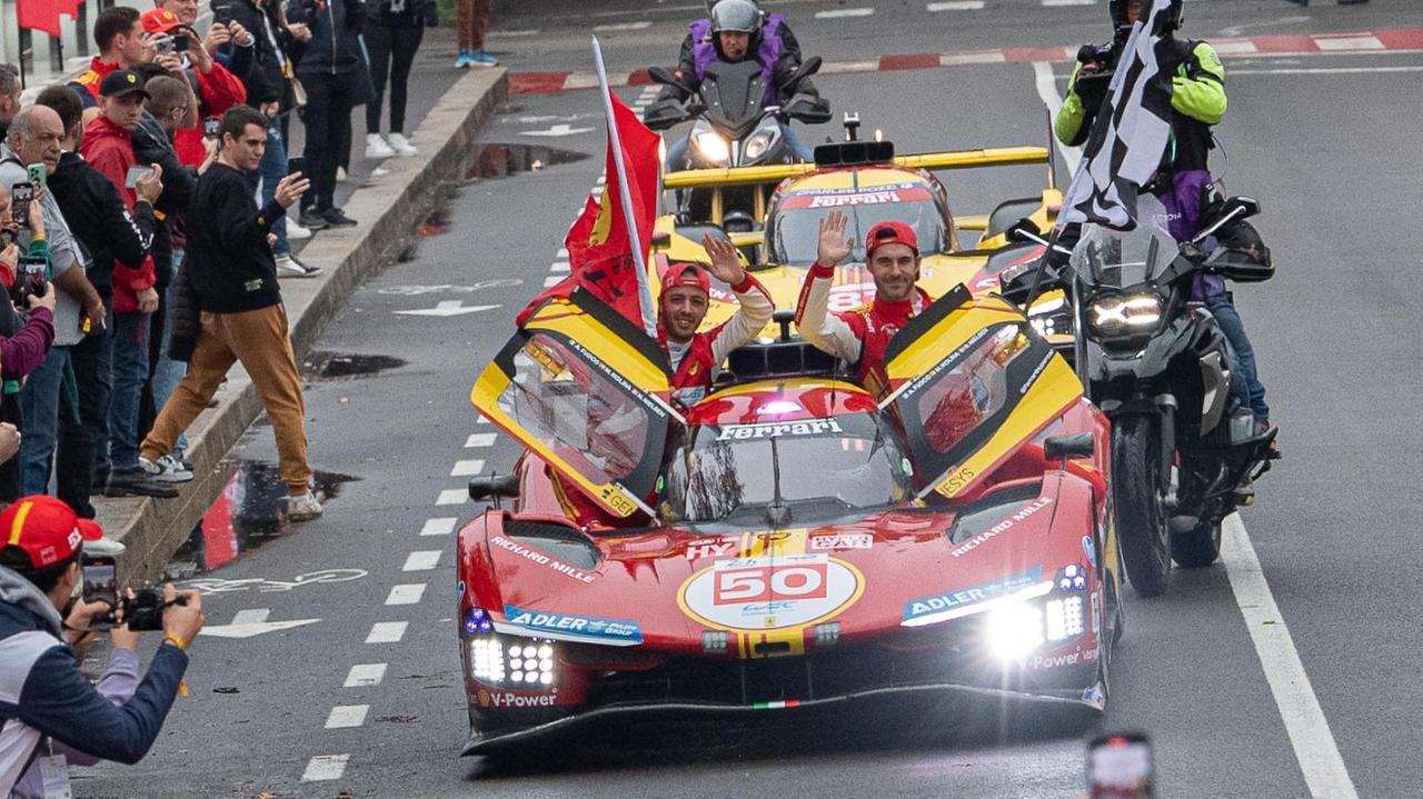 La pioggia non spegne la passione. Il Cavallino infiamma l’Autodromo