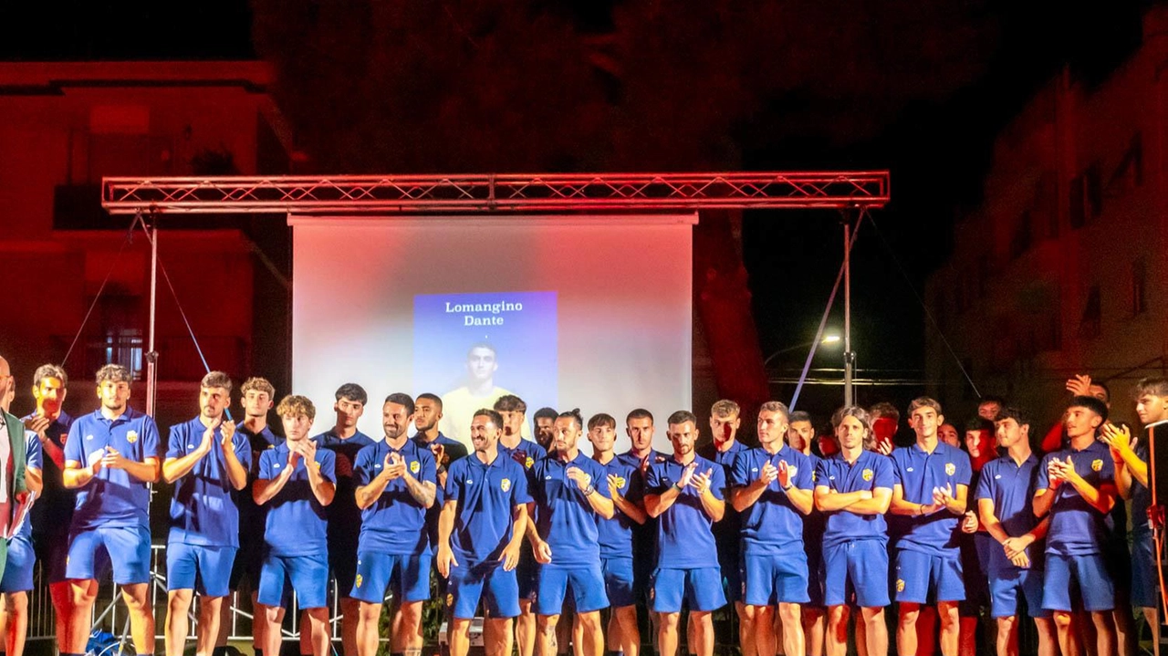 La presentazione della Fermana domenica sera in piazza Dante (foto Zeppilli)