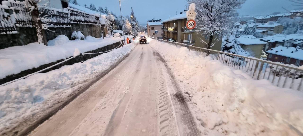 Neve e pioggia a Reggio Emilia, disagi in Appennino e pianura: continuano i blackout