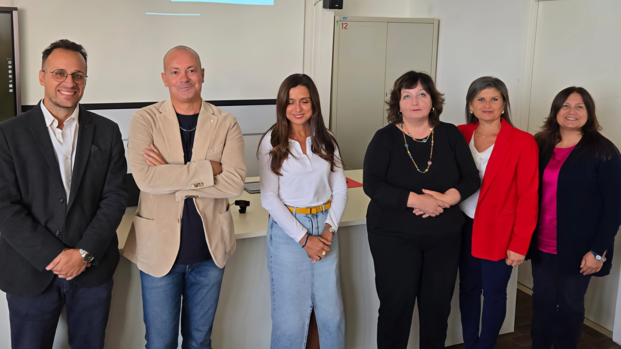 Il liceo T.C. Onesti a Fermo ospita la Sharper Night, evento scientifico con ex allievi ricercatori da tutto il mondo. Laboratori, conferenze e giochi per coinvolgere la cittadinanza nella passione per la scienza.