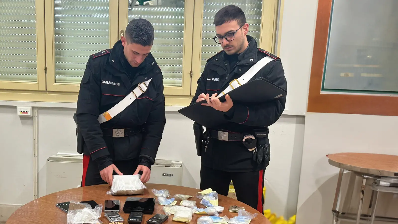 Cocaina a Bologna, intercettati con un pacco sospetto e arrestati