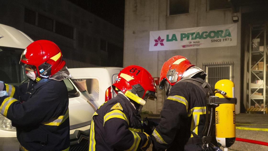 Incendio al magazzino della cartoleria Pitagora