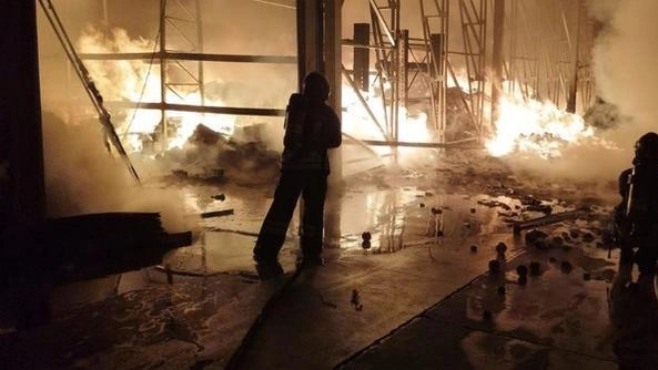 Incendio in azienda a Boretto: vasto incendio in deposito di materiale plastico, intervento dei vigili del fuoco senza conseguenze alle persone.