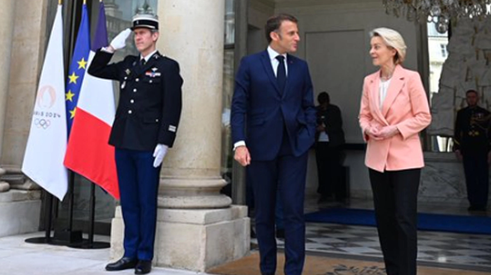 Il presidente francese Emmanuel Macron e la presidente della Commissione Ursula von der Leyen (Ansa)