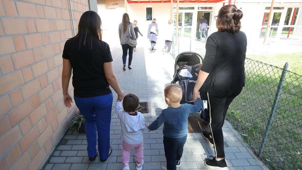 Si torna in classe. Bimbi emozionati e genitori orgogliosi. Inizia un altro anno