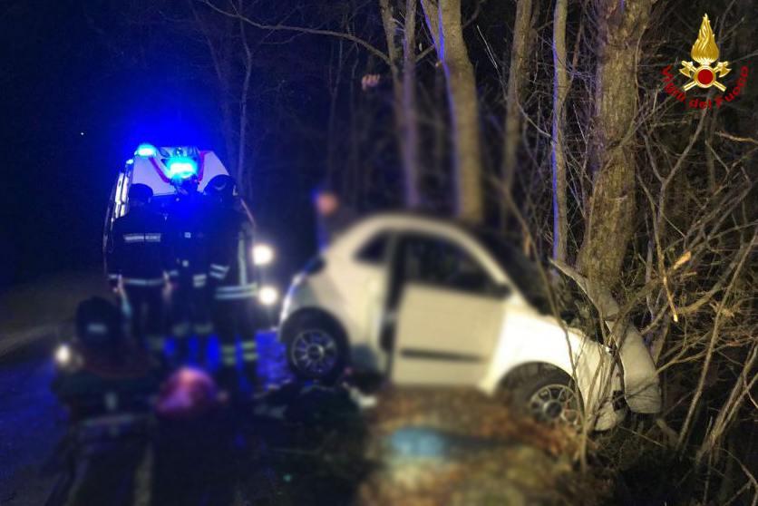 Minicar contro un albero, feriti due amici: 16enne a Torrette