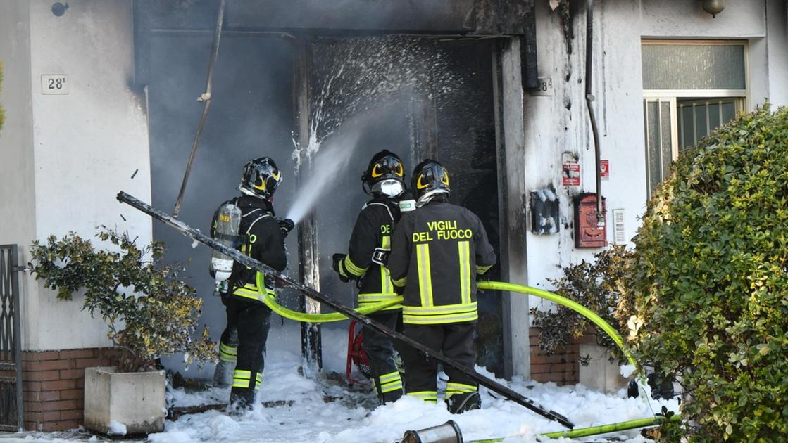 Rogo vicino al Ridolfi. Negozio in fiamme: ustionata una donna