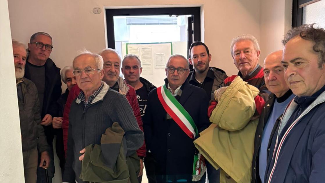 Chiude l’ultima banca del paese: il sindaco occupa la filiale