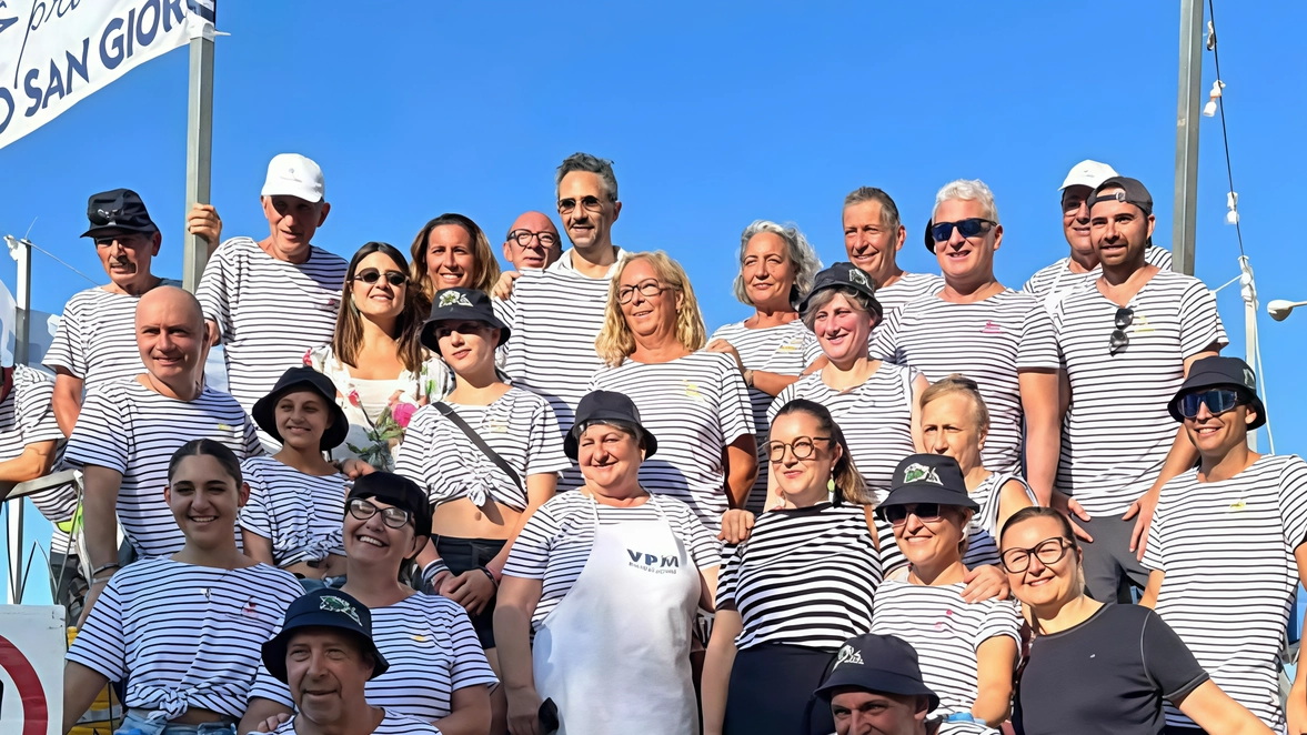 A Porto San Giorgio, oltre cinque quintali di pesce sono stati fritti e distribuiti nella tradizionale padella gigante dell’Adriatico, evento che si ripete da oltre mezzo secolo. La giornata è stata caratterizzata dalla Festa del mare e dalla padellata, con grande partecipazione dei volontari e successo di pubblico.