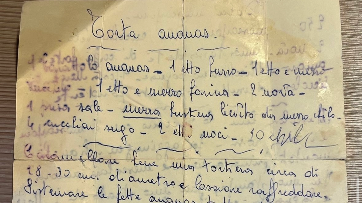 La ricetta della torta all'ananas scritta a mano su un foglio da mamma Concetta (Foto da Instagram)